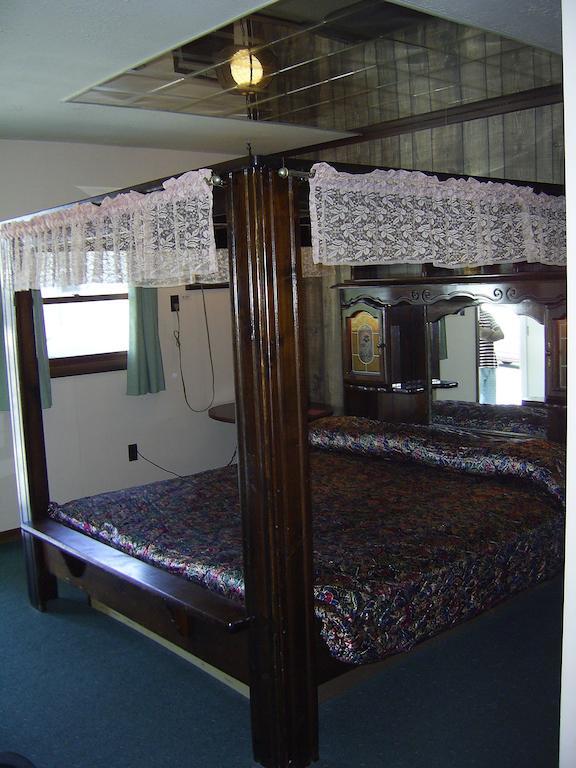Cedar Grove Motel Altoona Room photo